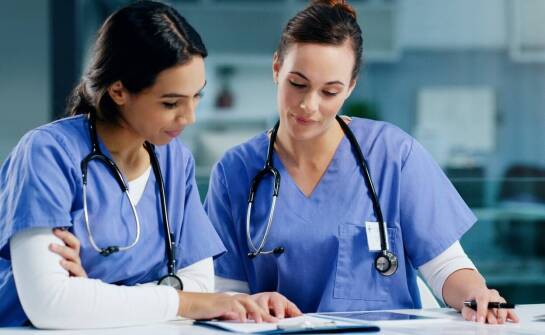 Jakie kompetencje są cenione w pracy opiekuna medycznego i jak je rozwijać