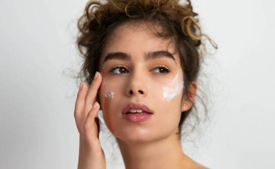 Jak działają kosmetyki kolagenowe do twarzy i co warto o nich wiedzieć?