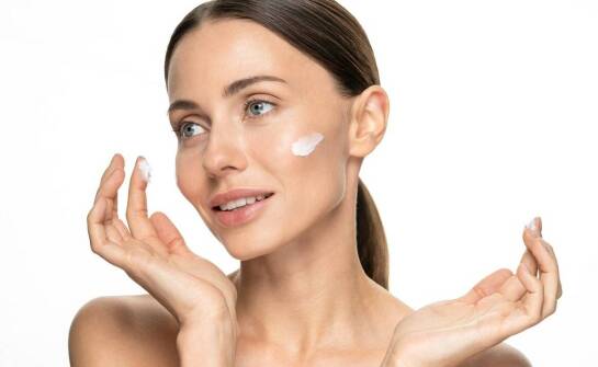 Kolagenowy krem przeciwzmarszczkowy – działanie, składniki i efekty stosowania