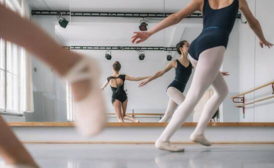 Jak rozpocząć przygodę z baletem? Wszystko o zajęciach tanecznych dla dzieci