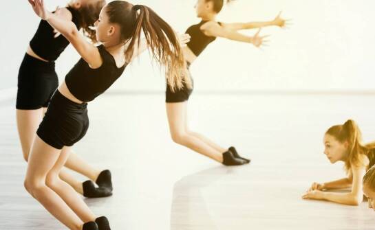 Taniec klasyczny i nowoczesny – najpopularniejsze style oraz ich zalety