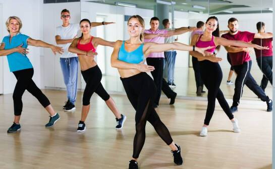 Szkoła tańca – jakie style warto poznać i jak wybrać zajęcia dla siebie