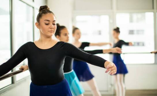 Jak wybrać szkołę tańca? Najważniejsze kryteria i porady dla początkujących