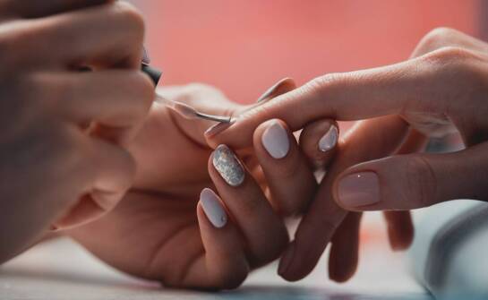 Sekrety trwałego manicure hybrydowego – jak zadbać o piękne paznokcie