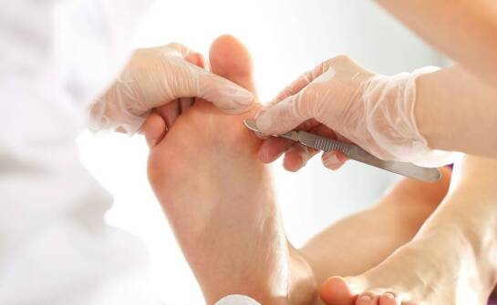 Pedicure podologiczny – skuteczna pomoc w pielęgnacji i zdrowiu stóp