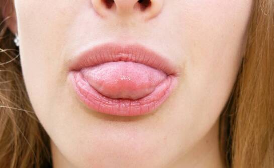 Modelowanie ust – jak przebiega zabieg i jakie daje efekty?