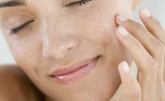 Odmładzanie z wykorzystaniem kwasu hialuronowego – działanie i zastosowania