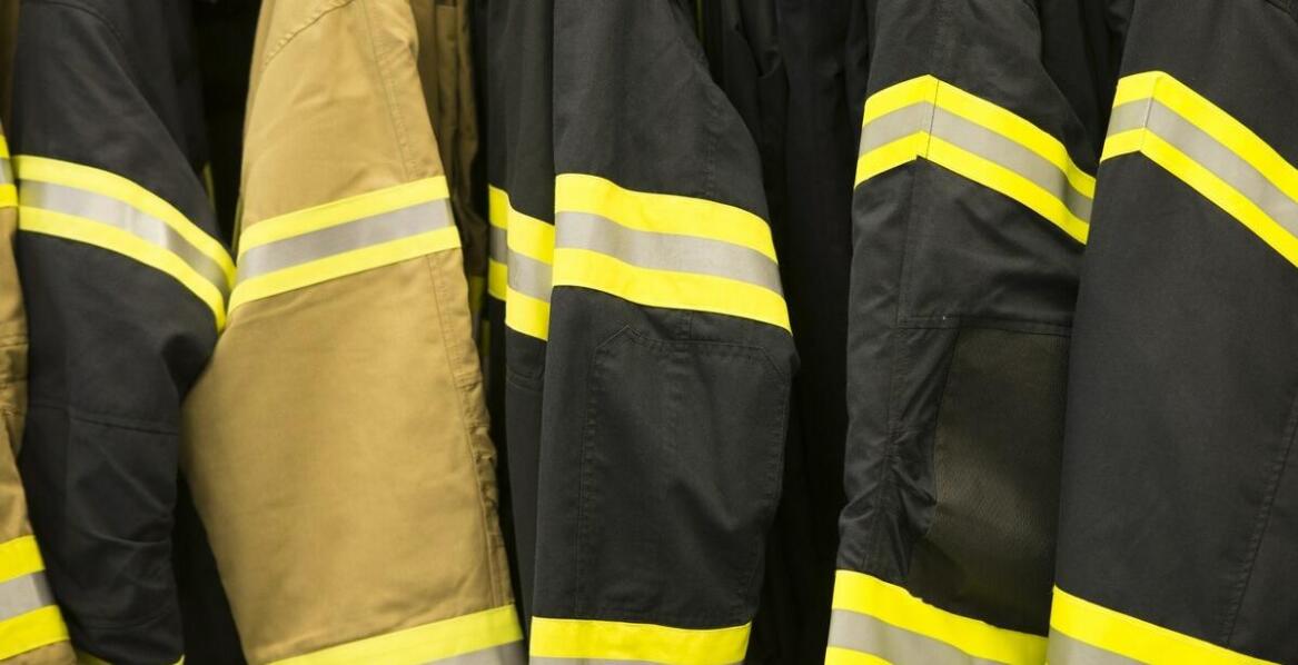 Odzież trudnopalna – co warto wiedzieć o bezpieczeństwie w pracy?