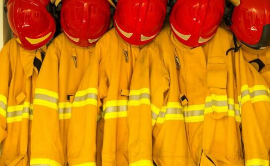 Trudnopalne ubrania robocze – zastosowania, zalety i ochrona pracownika