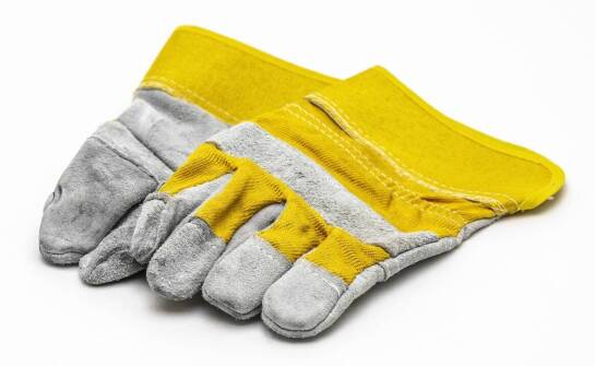 Rękawice ochronne – najważniejsze zastosowania i istotne funkcje w pracy