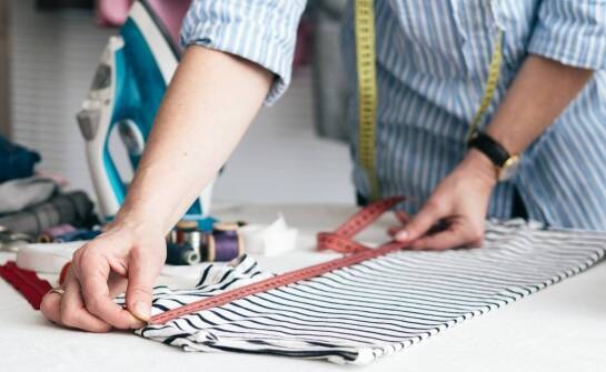 Zastosowanie nadruków na odzieży roboczej – korzyści i popularne techniki