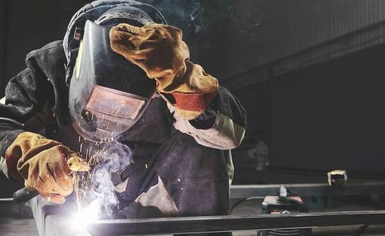 Spodnie spawalnicze – rodzaje materiałów i zasady bezpiecznego użytkowania