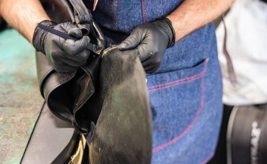 Fartuch skórzany spawalniczy – kiedy warto postawić na ochronę skóry?