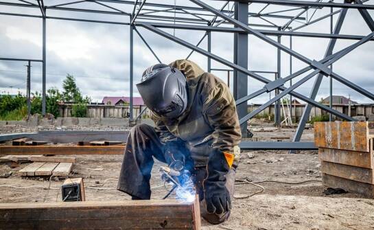 Spodnie robocze spawalnicze – najważniejsze wymagania i standardy bezpieczeństwa
