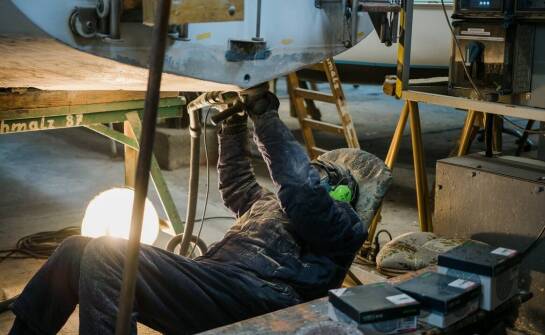 Kluczowe kryteria wyboru spodni do pracy przy spawaniu – praktyczne wskazówki