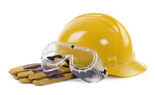 Jakie są najważniejsze cechy okularów ochronnych stosowanych w pracy?