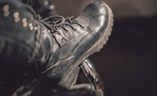 Lekka ochrona stóp – jakie cechy wyróżniają wygodne buty do pracy latem