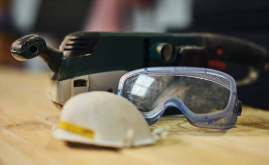 Najważniejsze zasady doboru okularów chroniących wzrok podczas pracy