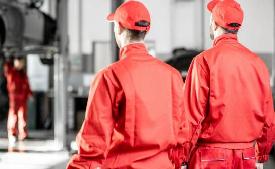 Znaczenie odzieży odblaskowej w pracy – funkcje i wymagania bezpieczeństwa