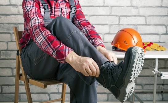 Trwałe spodnie do pracy – co wpływa na wytrzymałość i komfort noszenia