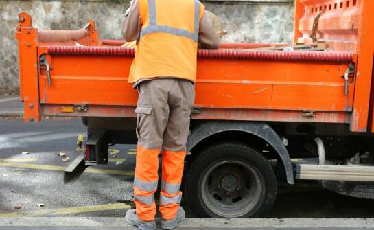 Najważniejsze cechy wytrzymałych spodni do pracy – funkcje i materiały