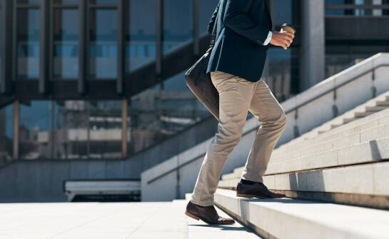 Mocne spodnie do pracy – kluczowe funkcje, materiały i odporność na uszkodzenia