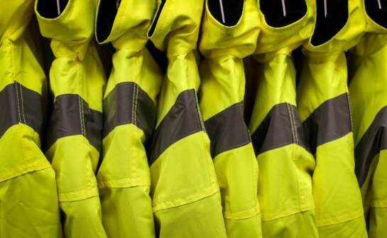 Kurtki przeciwdeszczowe do pracy – właściwości, funkcje i zakres ochrony