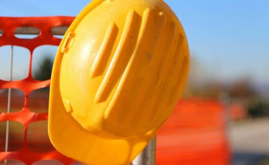 Jakie funkcje pełni kask ochronny i kiedy jest niezbędny podczas pracy?