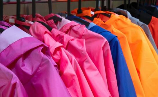 Kurtki przeciwdeszczowe BHP – jak zapewniają ochronę i komfort w pracy