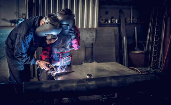 Jakie zalety zapewnia skórzany fartuch podczas pracy przy spawaniu?