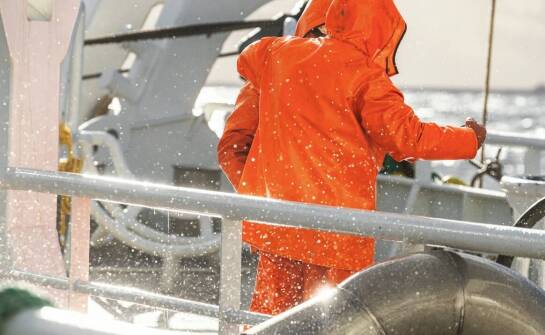 Najważniejsze cechy kurtek przeciwdeszczowych BHP – skuteczna ochrona przed wodą