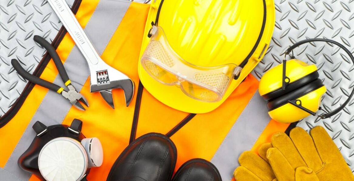 Jak dopasować odzież roboczą BHP do różnych stanowisk i zagrożeń w pracy