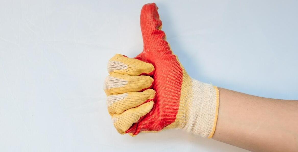 Jakie czynniki wpływają na skuteczność ochrony dłoni podczas pracy?