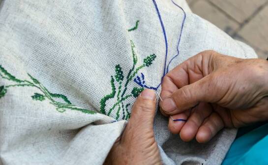 Haft na ubraniach do pracy – trwałość, funkcje i możliwości personalizacji