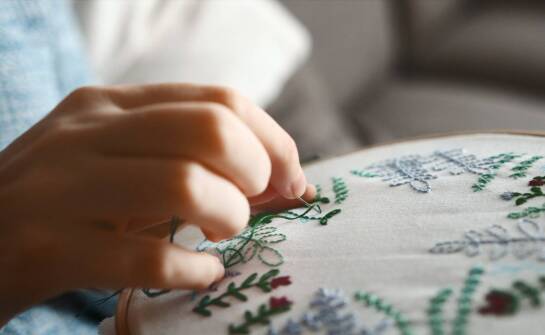 Haftowane ubrania do pracy – efektowny sposób na identyfikację i wizerunek