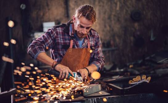 Jakie funkcje pełni skórzany fartuch spawalniczy i kiedy warto go stosować