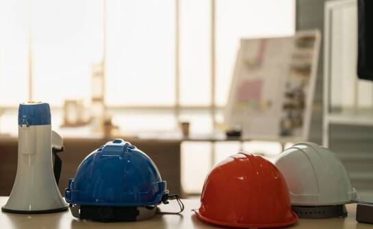 Jakie standardy i technologie decydują o skuteczności kasków ochronnych?