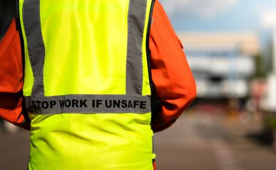 Jak działa odblaskowa odzież robocza i dlaczego jest istotna w pracy?