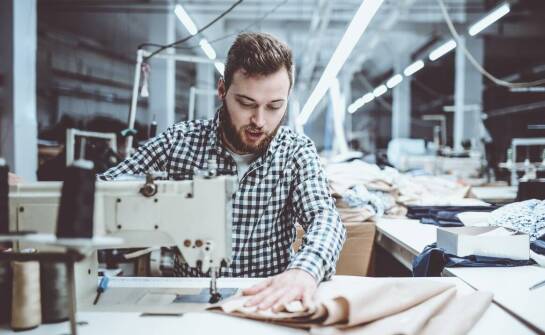 Jakie wymagania powinna spełniać odzież robocza stosowana w różnych branżach