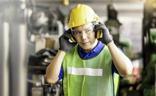 Odzież robocza BHP – jakie wymagania powinna spełniać i jak je rozpoznać