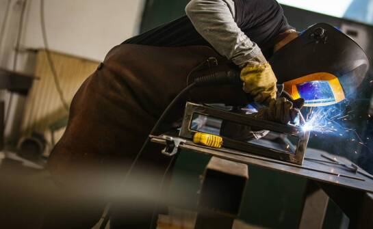 Najważniejsze cechy spodni do pracy w spawalnictwie – bezpieczeństwo i komfort