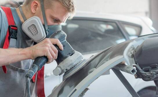 Kiedy warto skorzystać z usług szklarza samochodowego? Najważniejsze wskazówki