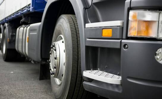 Szyby do samochodów ciężarowych – kluczowe informacje i zastosowania