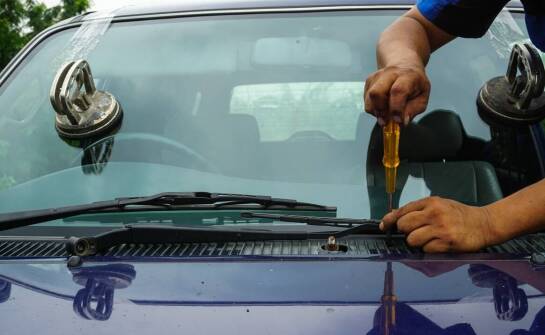 Czy wymiana szyb w samochodzie jest konieczna? Fakty i mity dotyczące uszkodzeń