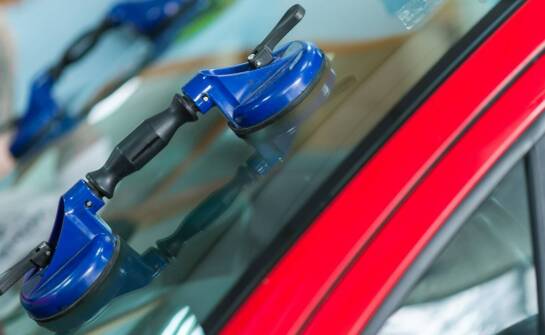 Jakie usługi oferuje serwis szyb samochodowych i kiedy są potrzebne?