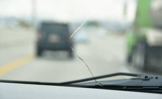 Wymiana szyby przedniej w aucie – kiedy to konieczne i jak się przygotować