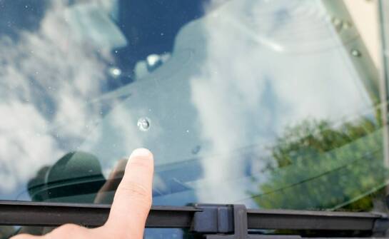 Uszkodzenie szyby przedniej – jak wygląda proces wymiany i na co uważać