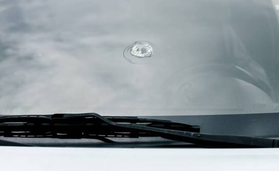 Wymiana szyby przedniej – najważniejsze zasady bezpieczeństwa i koszty