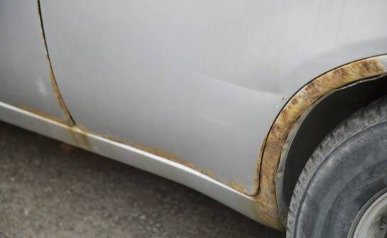 Szyba boczna w aucie – jak rozpoznać uszkodzenie i co zrobić po stłuczeniu