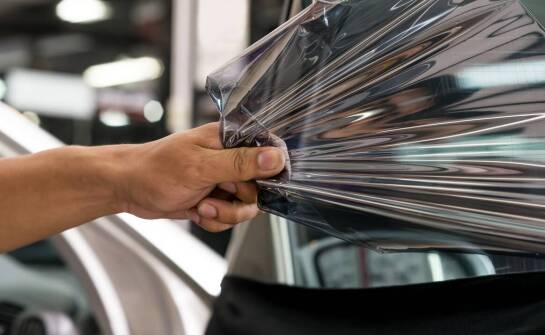 Jak przebiega montaż szyb samochodowych i na co zwrócić uwagę przed zakupem